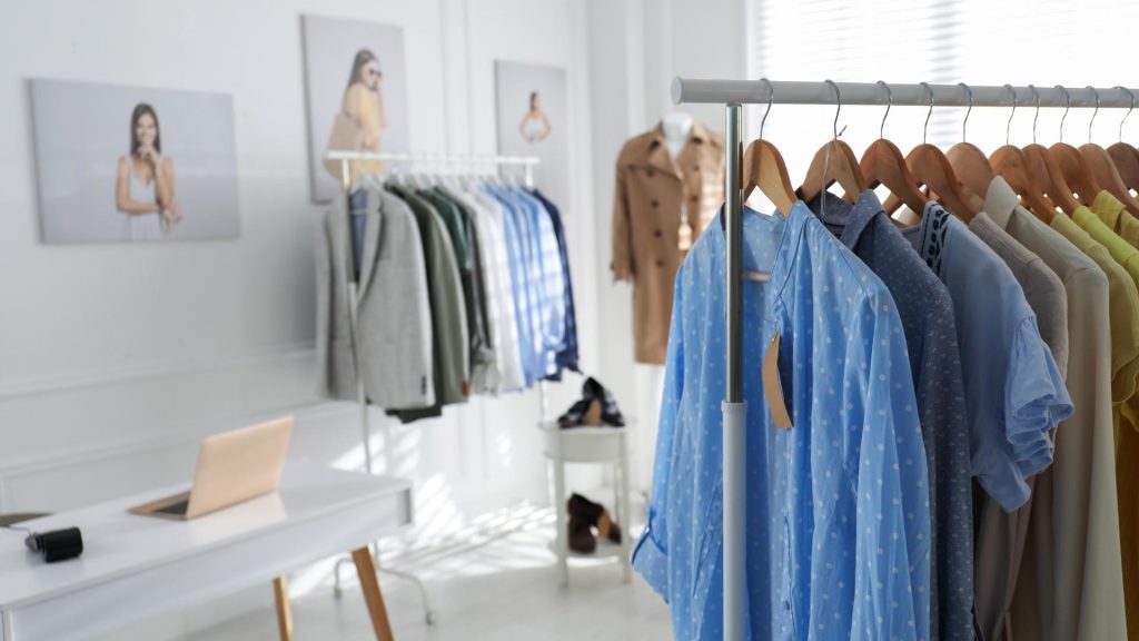 Boutique de ropa en Bogotá con prendas elegantes, ideal para un shopping tour en la Zona T