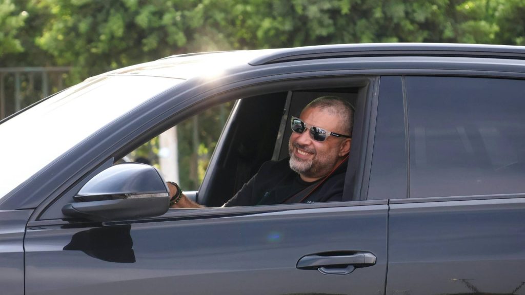 Ejecutivo en vehículo de alta gama con conductor privado en Bogotá, reflejando el estilo de movilidad de CEOs en la ciudad