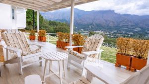Terraza de casa de lujo con vista a montañas y naturaleza cerca de Bogotá, ideal para escapadas exclusivas y descanso fuera de la ciudad