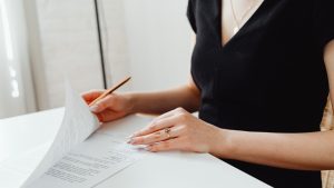 Ejecutiva revisando documentos en un entorno elegante, representando el estilo de vida de CEOs en hoteles de lujo en Bogotá