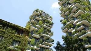 Edificios residenciales de lujo con terrazas llenas de vegetación, ejemplo de arquitectura sostenible en Bogotá