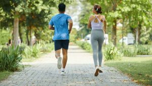 Personas corriendo en el parque El Virrey, espacio verde ideal para deporte y estilo de vida activo en Bogotá.