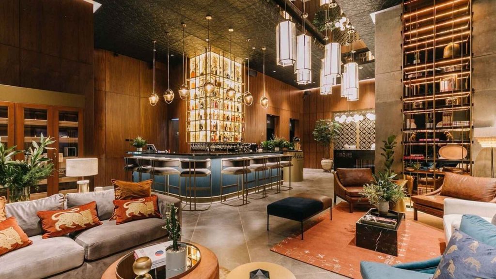 Lobby elegante de hotel de lujo con bar moderno, iluminación cálida y diseño sofisticado