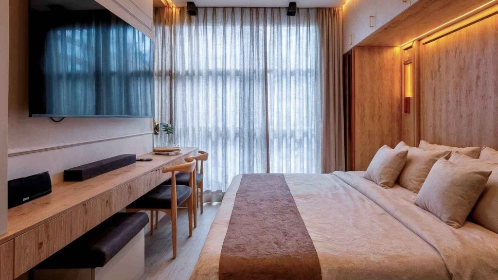 Habitación moderna de lujo con diseño elegante, escritorio y cama amplia.