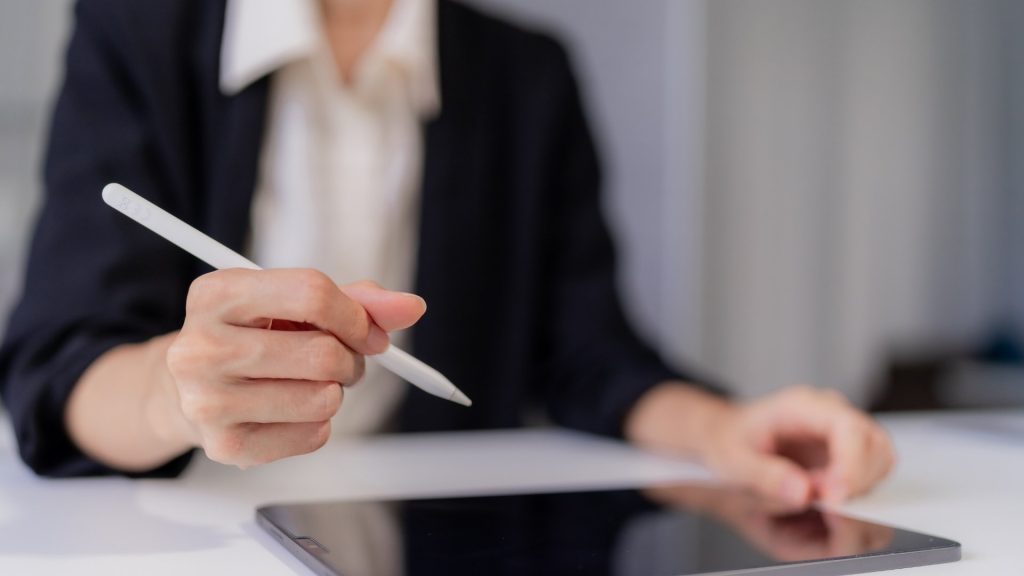 Persona firmando documentos en una tablet
