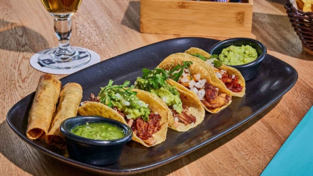 Tacos gourmet con guacamole y salsas en restaurante exclusivo cerca del Parque de la 93 en Bogotá, experiencia gastronómica premium