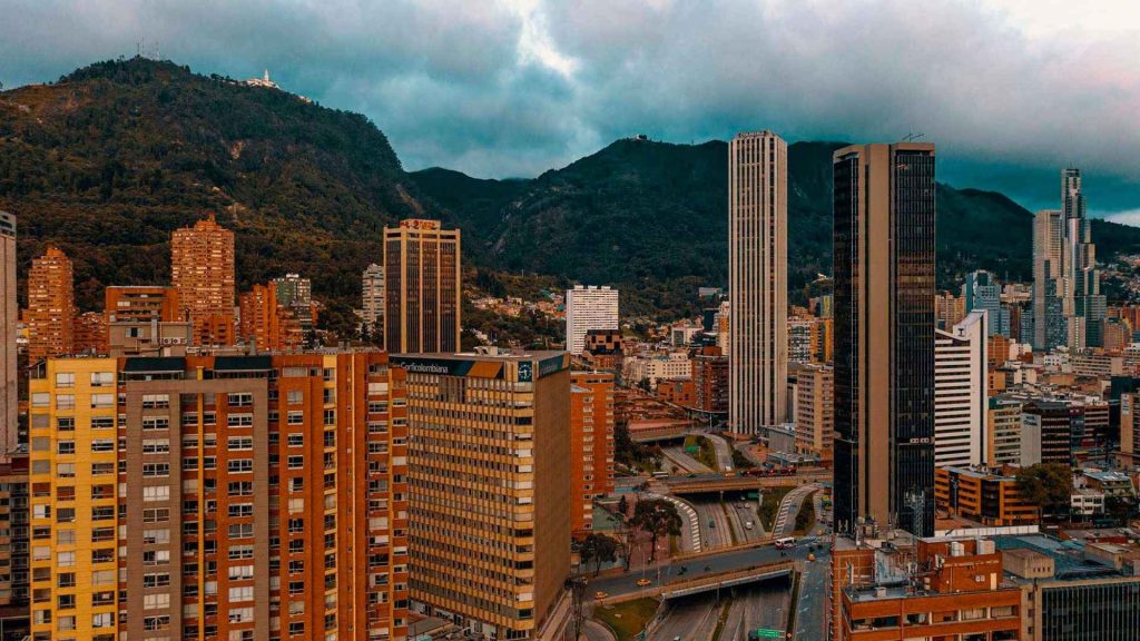 Vista panorámica de Rosales en Bogotá con edificios de lujo y montañas al fondo.