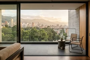 Comparativa real para el viajero de negocios. Descubre por qué los ejecutivos prefieren la autonomía y el diseño de VEZRA frente a los hoteles tradicionales.
