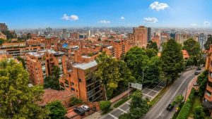 Vista aérea del barrio Rosales en Bogotá, destacando edificios residenciales de ladrillo, zonas verdes y urbanismo de lujo.