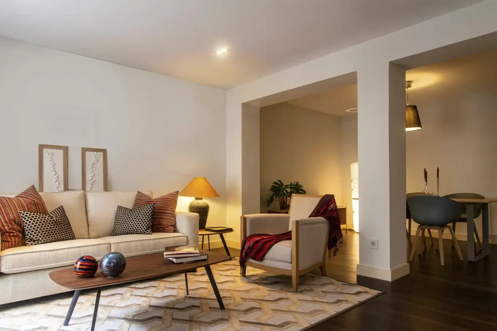 Interior de apartamento de lujo en Bogotá con iluminación cálida, mobiliario moderno y ambiente sofisticado.