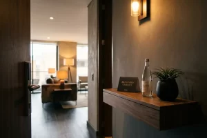 Experiencia de llegada en suite de lujo en Bogotá: detalles de bienvenida personalizados para huéspedes de Vezra.