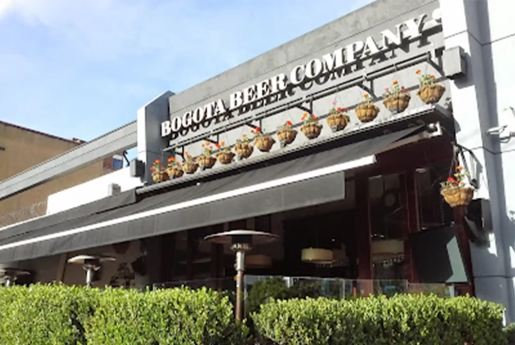 Facade of Bogota Beer Company in Zona Rosa with an outdoor terrace
and baskets of flowers, one of the bars most recognized of Bogotá.