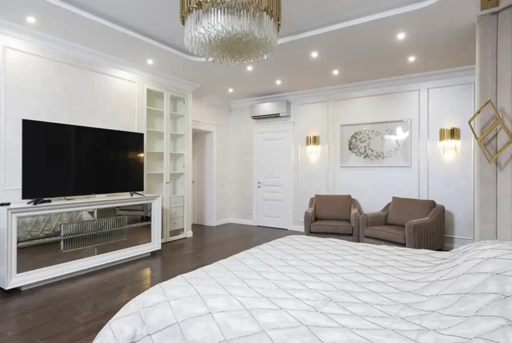 Master bedroom luxury apartment with king bed, spider
glass, gold appliqué and finishes premium executive residence VEZRA.