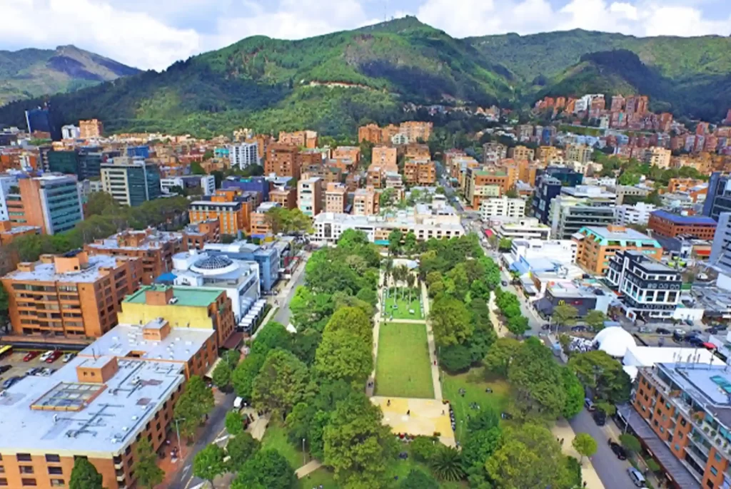 Aerial view of the Parque 93 in Bogotá, surrounded by buildings,
residential and commercial, with the eastern hills in the background.