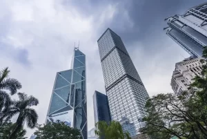 Torres corporativas de cristal en zona financiera de Bogotá.