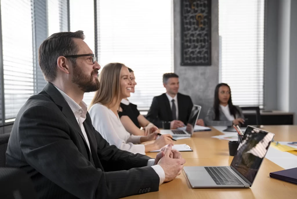 Equipo corporativo en reunión de negocios en Bogotá, alojamiento corporativo con VEZRA como solución de costos para empresas.