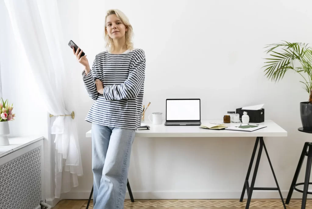 Profesional en home office con laptop, alojamiento ejecutivo VEZRA para empresas en Bogotá.