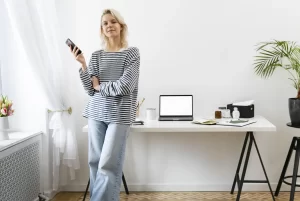 Profesional en home office con laptop, alojamiento ejecutivo VEZRA para empresas en Bogotá.